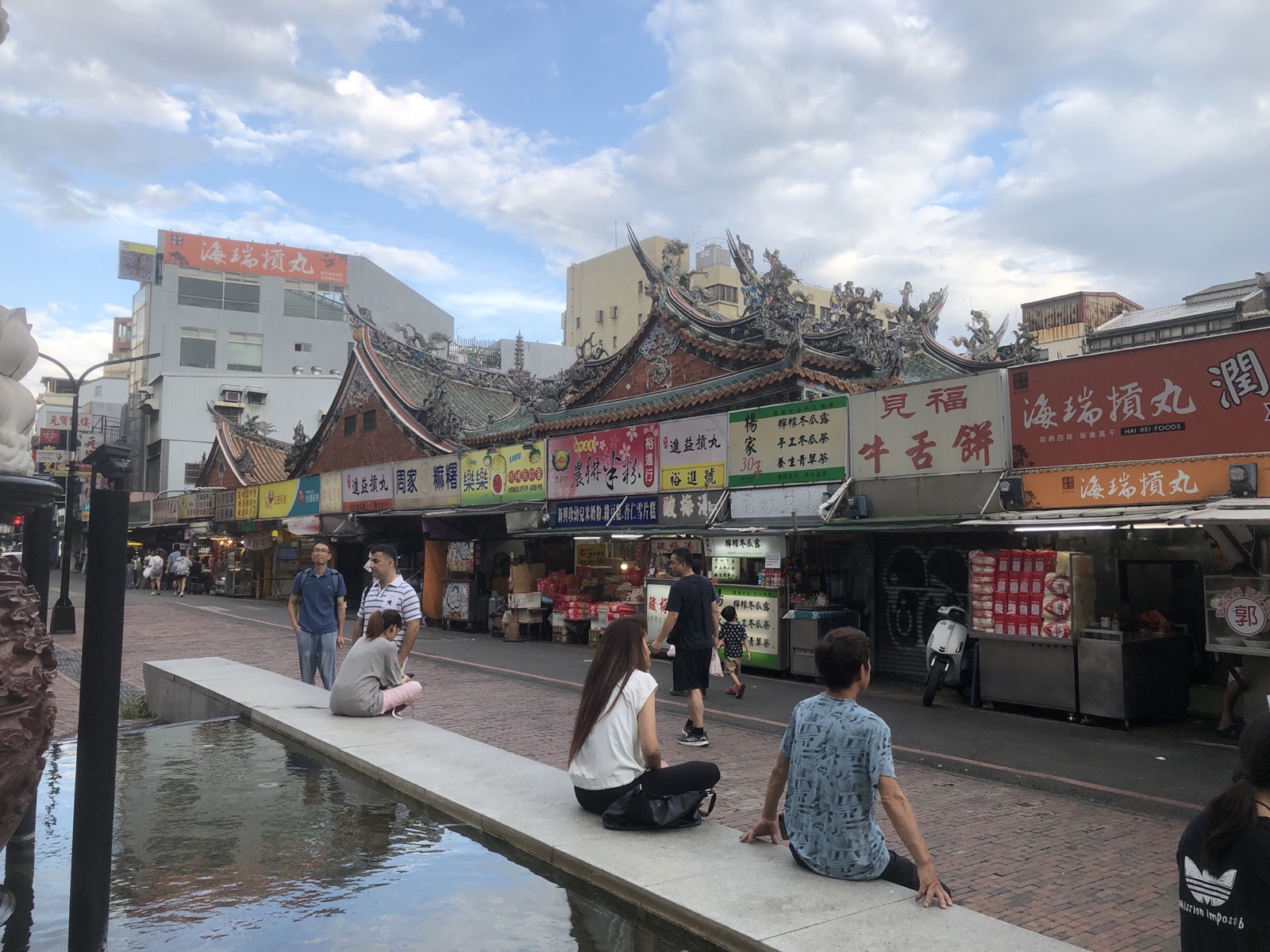 新竹城隍廟與周邊小吃街景